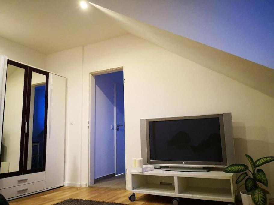 Apartment Zentrum, Helle Und Ruhige Moeblierte Dg-wohnung Zwischen Steintor Und Uni Hannover